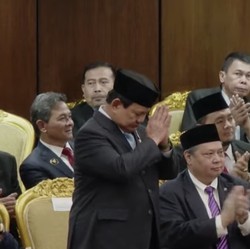 Detik-Detik Prabowo Berdiri Dititip Amanat Jokowi di Sidang DPR/MPR
