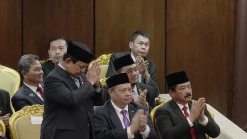 Presiden terpilih Prabowo Subianto berdiri memberikan salam kepada Presiden Joko Widodo saat dalam Sidang Tahunan MPR dan Sidang Bersama DPR RI-DPD RI di gedung DPR/MPR RI, Jakarta, Jumat (16/8/2024). (Tangkapan Layar Youtube DPR RI)