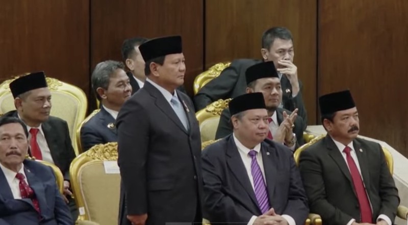 Presiden terpilih Prabowo Subianto berdiri memberikan salam kepada Presiden Joko Widodo saat dalam Sidang Tahunan MPR dan Sidang Bersama DPR RI-DPD RI di gedung DPR/MPR RI, Jakarta, Jumat (16/8/2024). Presiden terpilih Prabowo Subianto berdiri memberikan salam kepada Presiden Joko Widodo saat dalam Sidang Tahunan MPR dan Sidang Bersama DPR RI-DPD RI di gedung DPR/MPR RI, Jakarta, Jumat (16/8/2024). (Tangkapan Layar Youtube DPR RI)