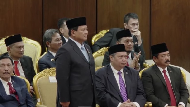 Presiden terpilih Prabowo Subianto berdiri memberikan salam kepada Presiden Joko Widodo saat dalam Sidang Tahunan MPR dan Sidang Bersama DPR RI-DPD RI di gedung DPR/MPR RI, Jakarta, Jumat (16/8/2024). (Tangkapan Layar Youtube DPR RI)
