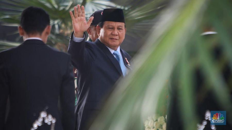 Presiden Joko Widodo (Jokowi) dan Iriana tiba di gedung DPR/MPR RI, Jakarta, Jumat (16/8/2024). (CNBC Indonesia/Faisal Rahman)