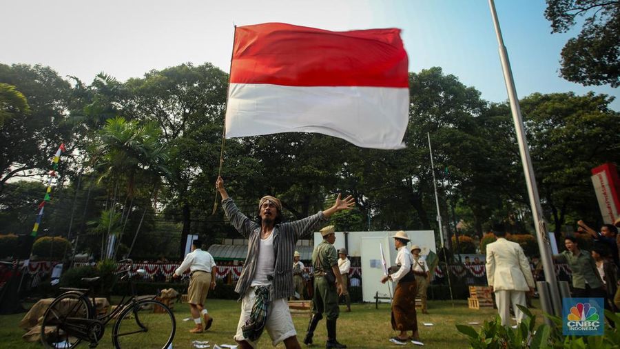 Sejumlah anggota komunitas Reenactor Bangor mementaskan sosiodrama yang meragakan reka ulang peristiwa kemerdekaan Indonesia pada rangkaian Tapak Tilas Proklamasi di Halaman Museum Perumusan Naskah Proklamasi, Jakarta, Jumat (16/8/2024). (CNBC Indonesia/Faisal Rahman)
