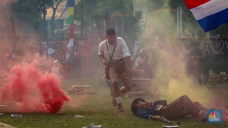Sejumlah anggota komunitas Reenactor Bangor mementaskan sosiodrama yang meragakan reka ulang peristiwa kemerdekaan Indonesia pada rangkaian Tapak Tilas Proklamasi di Halaman Museum Perumusan Naskah Proklamasi, Jakarta, Jumat (16/8/2024). (վ/Faisal Rahman)