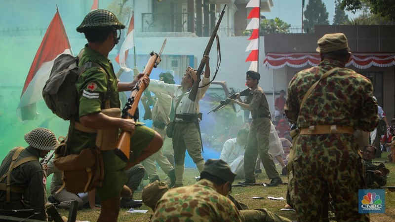 Sejumlah anggota komunitas Reenactor Bangor mementaskan sosiodrama yang meragakan reka ulang peristiwa kemerdekaan Indonesia pada rangkaian Tapak Tilas Proklamasi di Halaman Museum Perumusan Naskah Proklamasi, Jakarta, Jumat (16/8/2024). (վ/Faisal Rahman)