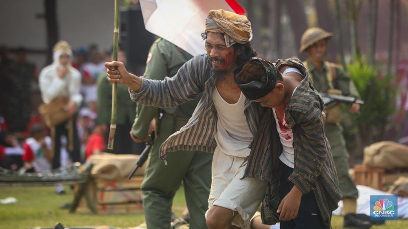 Sejumlah anggota komunitas Reenactor Bangor mementaskan sosiodrama yang meragakan reka ulang peristiwa kemerdekaan Indonesia pada rangkaian Tapak Tilas Proklamasi di Halaman Museum Perumusan Naskah Proklamasi, Jakarta, Jumat (16/8/2024). (վ/Faisal Rahman)