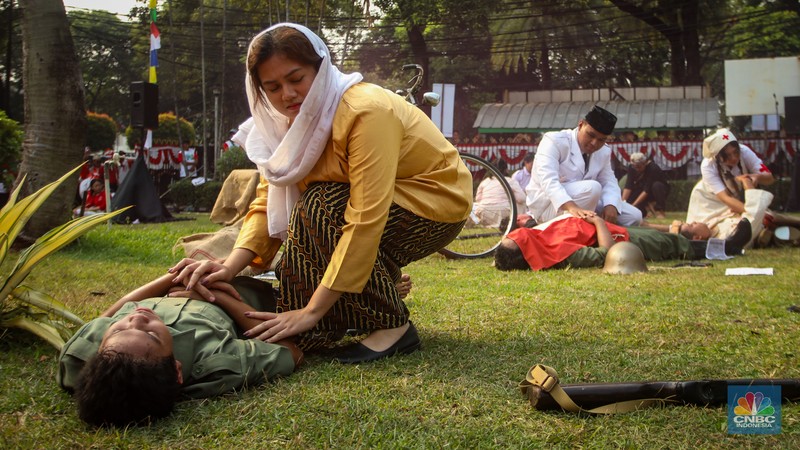 Sejumlah anggota komunitas Reenactor Bangor mementaskan sosiodrama yang meragakan reka ulang peristiwa kemerdekaan Indonesia pada rangkaian Tapak Tilas Proklamasi di Halaman Museum Perumusan Naskah Proklamasi, Jakarta, Jumat (16/8/2024). (CNBC Indonesia/Faisal Rahman)