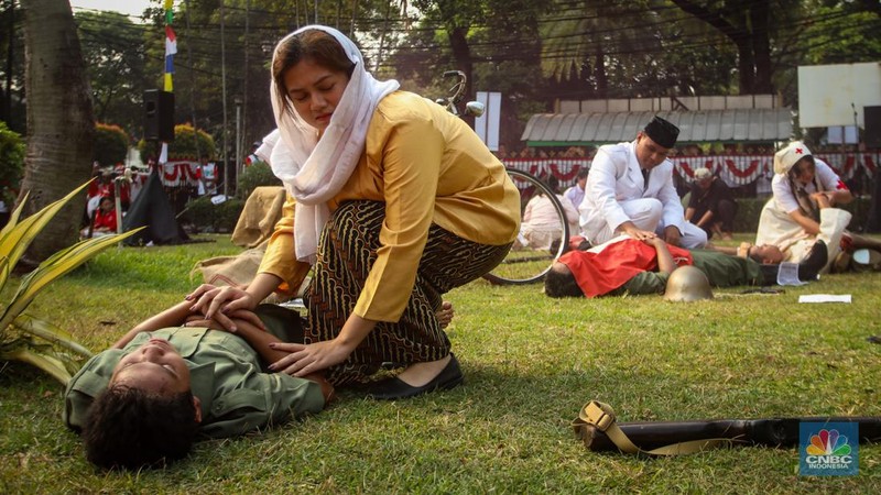 Sejumlah anggota komunitas Reenactor Bangor mementaskan sosiodrama yang meragakan reka ulang peristiwa kemerdekaan Indonesia pada rangkaian Tapak Tilas Proklamasi di Halaman Museum Perumusan Naskah Proklamasi, Jakarta, Jumat (16/8/2024). (վ/Faisal Rahman)