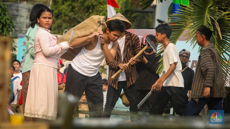 Sejumlah anggota komunitas Reenactor Bangor mementaskan sosiodrama yang meragakan reka ulang peristiwa kemerdekaan Indonesia pada rangkaian Tapak Tilas Proklamasi di Halaman Museum Perumusan Naskah Proklamasi, Jakarta, Jumat (16/8/2024). (վ/Faisal Rahman)