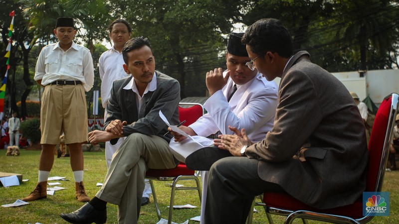 Sejumlah anggota komunitas Reenactor Bangor mementaskan sosiodrama yang meragakan reka ulang peristiwa kemerdekaan Indonesia pada rangkaian Tapak Tilas Proklamasi di Halaman Museum Perumusan Naskah Proklamasi, Jakarta, Jumat (16/8/2024). (CNBC Indonesia/Faisal Rahman)