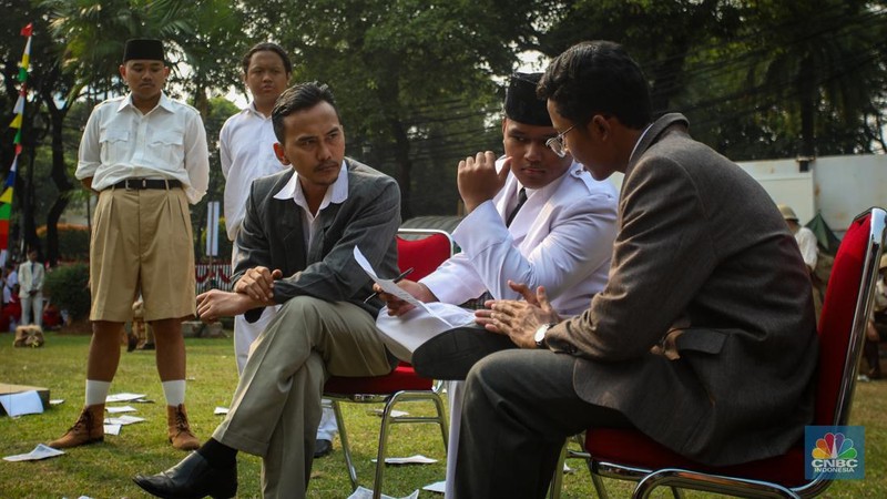 Sejumlah anggota komunitas Reenactor Bangor mementaskan sosiodrama yang meragakan reka ulang peristiwa kemerdekaan Indonesia pada rangkaian Tapak Tilas Proklamasi di Halaman Museum Perumusan Naskah Proklamasi, Jakarta, Jumat (16/8/2024). (վ/Faisal Rahman)