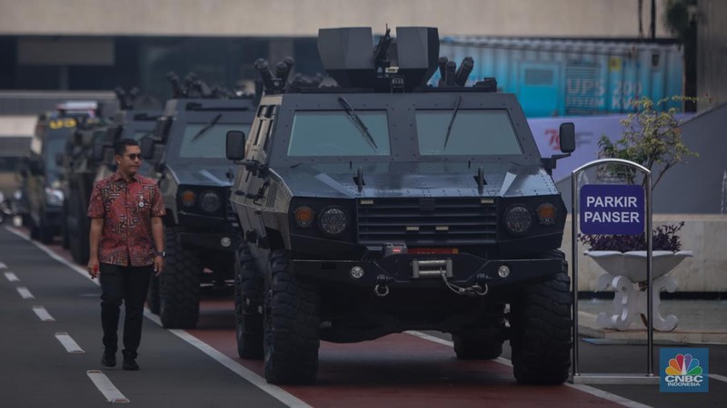 Sejumlah anggota Polisi Militer (PM) melakukan penjagaam jelang Sidang Tahunan MPR dan Sidang Bersama DPR RI-DPD RI di gedung DPR/MPR RI, Jakarta, Jumat (16/8/2024). (CNBC Indonesia/Faisal Rahman)