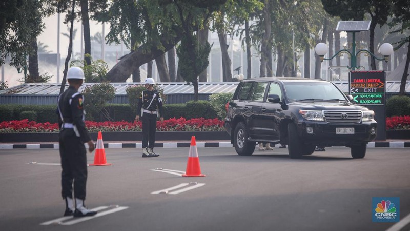 Sejumlah anggota Polisi Militer (PM) melakukan penjagaam jelang Sidang Tahunan MPR dan Sidang Bersama DPR RI-DPD RI di gedung DPR/MPR RI, Jakarta, Jumat (16/8/2024). (CNBC Indonesia/Faisal Rahman)