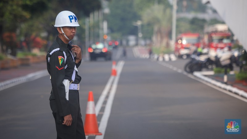 Sejumlah anggota Polisi Militer (PM) melakukan penjagaam jelang Sidang Tahunan MPR dan Sidang Bersama DPR RI-DPD RI di gedung DPR/MPR RI, Jakarta, Jumat (16/8/2024). Sejumlah anggota Polisi Militer (PM) melakukan penjagaam jelang Sidang Tahunan MPR dan Sidang Bersama DPR RI-DPD RI di gedung DPR/MPR RI, Jakarta, Jumat (16/8/2024). (CNBC Indonesia/Faisal Rahman)