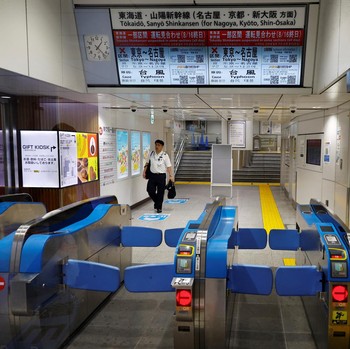 Potret Darurat Topan Ampil Hantam Jepang, Stasiun-Bandara Lumpuh