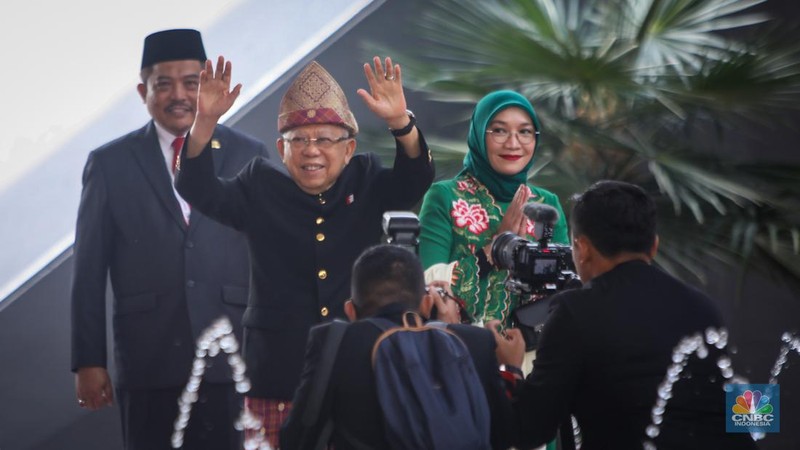 Presiden Joko Widodo (Jokowi) dan Iriana tiba di gedung DPR/MPR RI, Jakarta, Jumat (16/8/2024). (CNBC Indonesia/Faisal Rahman)
