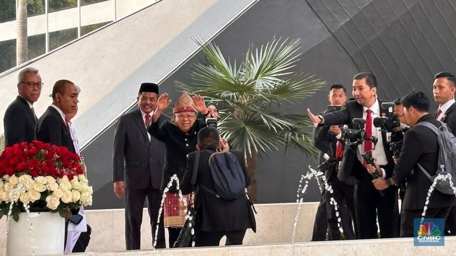 Wakil Presiden RI Ma'ruf Amin saat tiba jelang Sidang Tahunan MPR dan Sidang Bersama DPR RI-DPD RI di gedung DPR/MPR RI, Jakarta, Jumat (16/8/2024). (CNBC Indonesia/Firda Dwi Muliawati)