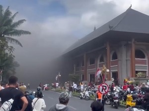 Pasar Ubud Kebakaran Siang Ini, Asap Mengepul-Wisatawan Berhamburan