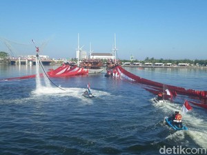 Atraksi Flyboard-Water Dance Warnai Peringatan HUT RI di Losari Makassar