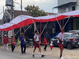 Saat Bendera Merah Putih Sepanjang 79 Meter Berkibar di Sukabumi