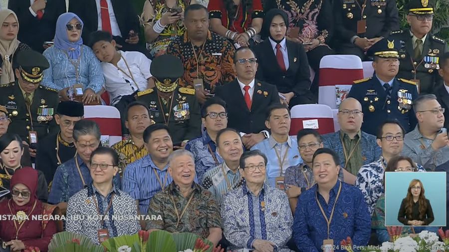 Boy Thohir, Aguan, Franky Wijaya, Prajogo Pangestu saat menghadiri Upacara Peringatan Detik-detik Proklamasi di Istana Negara Ibu Kota Nusantara (IKN), Sabtu (17/8/2024). (Tangkapan Layar Youtube Sekretariat Presiden)