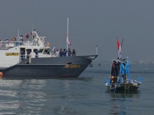 Ditpolairud-Nelayan Kibarkan Merah Putih di Selat Madura Peringati HUT RI