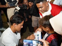 Irfan Bachdim Beri Coaching Clinic di Relawan Bakti BUMN Jembrana