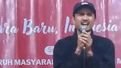 Momen Duta Sheila on 7 Manggung di Acara Tirakatan