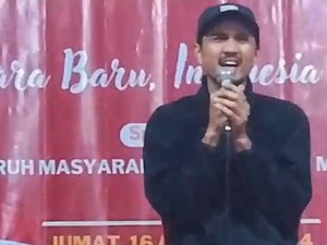 Viral Duta Sheila On 7 Nyanyi di Panggung Tirakatan Kampung