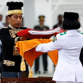 Foto Sepekan: Invasi Ukraina di KurskJokowi Pimpin Upacara Terakhir