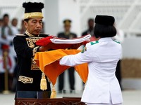 Foto Sepekan: Invasi Ukraina di KurskJokowi Pimpin Upacara Terakhir