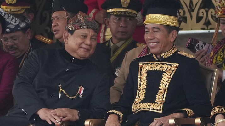 Indonesian President Joko Widodo, right, confers with Defense Minister and president-elect Prabowo Subianto during the ceremony marking Indonesia's 79th anniversary of independence at the new presidential palace in its future capital of Nusantara, a city still under construction on the island of Borneo, Saturday, Aug. 17, 2024. (AP Photo/Achmad Ibrahim)