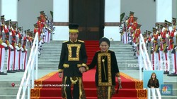 Video: Jokowi Pimpin Upacara Terakhir Pakai Baju Adat Kustin, Kaltim