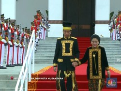 Video: Jokowi Pimpin Upacara Terakhir Pakai Baju Adat Kustin, Kaltim