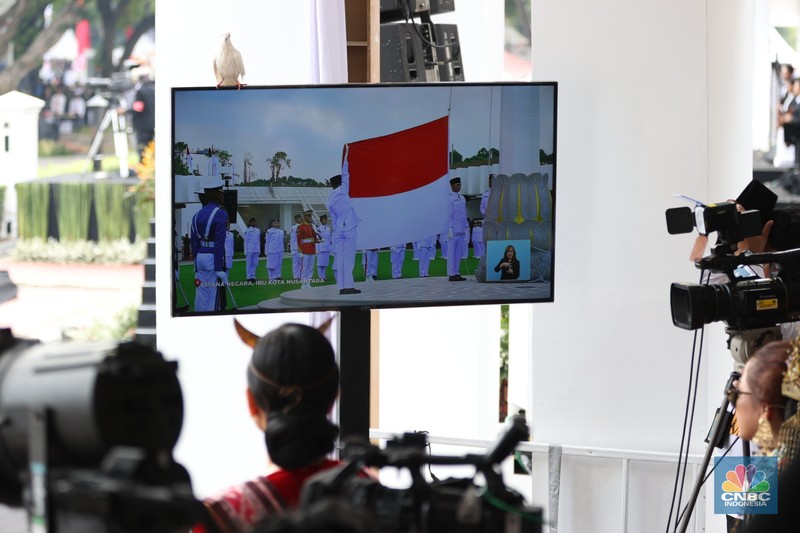 Musisi memainkan musik saat pembukaan upacara 17 Agustus di Istana Mereka, Jakarta, Sabtu (17/8/2024). (CNBC Indonesia/Tri Susilo)