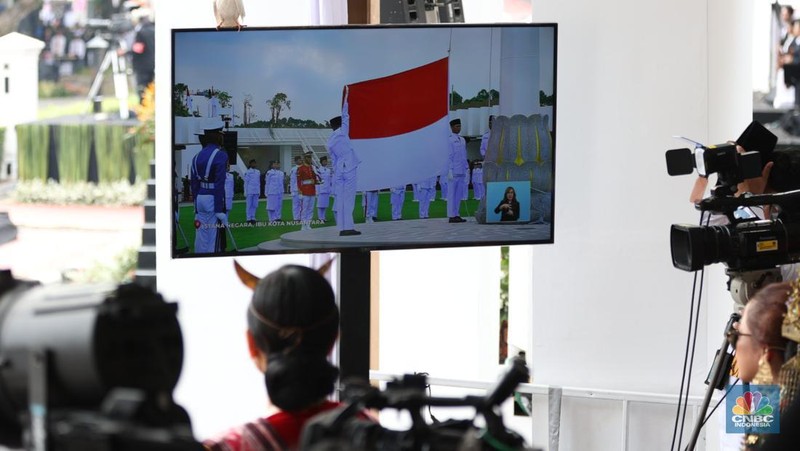 Musisi memainkan musik saat pembukaan upacara 17 Agustus di Istana Mereka, Jakarta, Sabtu (17/8/2024). (CNBC Indonesia/Tri Susilo)