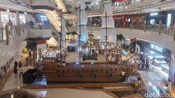 Wisata Unik: Kapal Pinisi 7 Meter di Tengah Lippo Mall Kemang