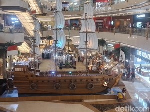 Wisata Unik: Kapal Pinisi 7 Meter di Tengah Lippo Mall Kemang