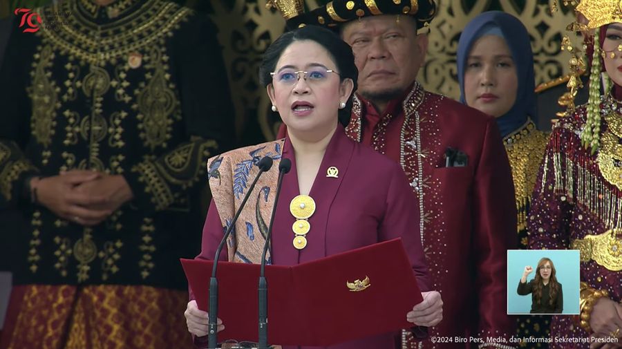 Ketua DPR RI, Puan Maharani membacakan Salinan Teks Proklamasi dalam Upacara Peringatan Detik-detik Proklamasi di Istana Negara Ibu Kota Nusantara (IKN), Sabtu (17/8/2024). (Tangkapan Layar Youtube Sekretariat Presiden)