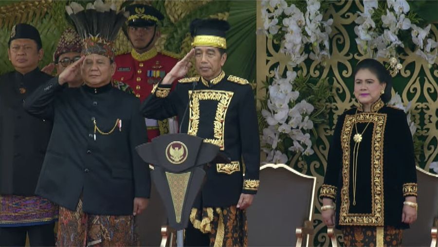 (Kiri-Kanan) Presiden terpilih Prabowo Subianto, Presiden Joko Widodo dan Ibu Iriana Joko Widodo saat mengikuti Upacara Peringatan Detik-detik Proklamasi di Istana Negara Ibu Kota Nusantara (IKN), Sabtu (17/8/2024). (Tangkapan Layar Youtube Sekretariat Presiden)