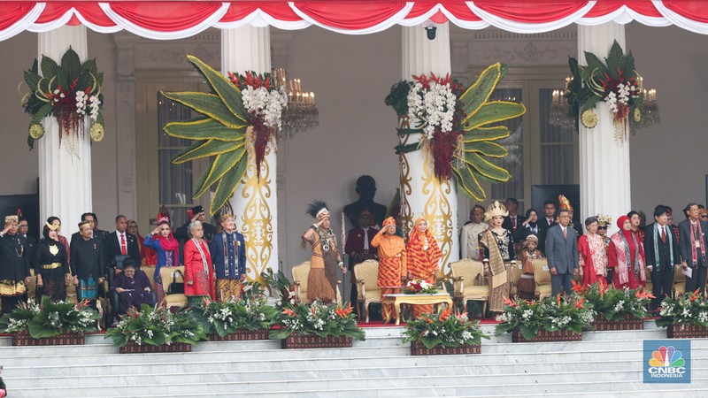Musisi memainkan musik saat pembukaan upacara 17 Agustus di Istana Mereka, Jakarta, Sabtu (17/8/2024). (CNBC Indonesia/Tri Susilo)