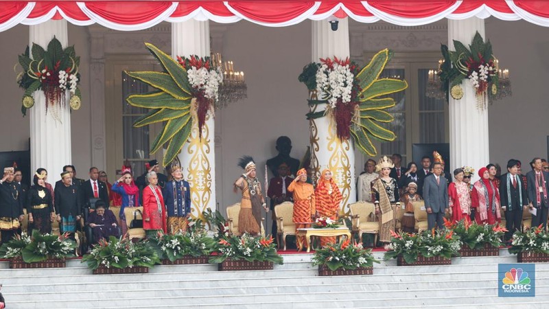Musisi memainkan musik saat pembukaan upacara 17 Agustus di Istana Mereka, Jakarta, Sabtu (17/8/2024). (CNBC Indonesia/Tri Susilo)