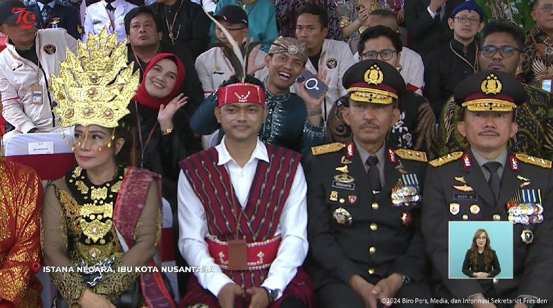 Pasangan artis Thariq Halilintar dan Aaliyah Massaid menjadi salah satu yang ikut menghadiri Upacara HUT RI ke-79 di Ibu Kota Nusantara, Sabtu (17/8/2024). Pasangan artis Thariq Halilintar dan Aaliyah Massaid menjadi salah satu yang ikut menghadiri Upacara HUT RI ke-79 di Ibu Kota Nusantara, Sabtu (17/8/2024). (Tangkapan Layar Youtube Sekretariat Presiden)