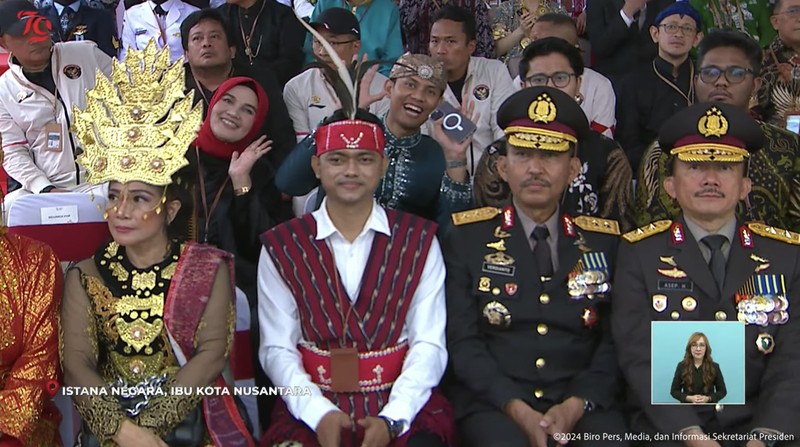 Pasangan artis Thariq Halilintar dan Aaliyah Massaid menjadi salah satu yang ikut menghadiri Upacara HUT RI ke-79 di Ibu Kota Nusantara, Sabtu (17/8/2024). (Tangkapan Layar Youtube Sekretariat Presiden)