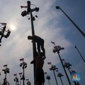 Warga mengikuti lomba panjat pinang kolosal dalam rangka HUT Ke-79 Kemerdekaan RI di Pantai Ancol, Jakarta, Sabtu (17/8/2024). (CNBC Indonesia/Faisal Rahman)