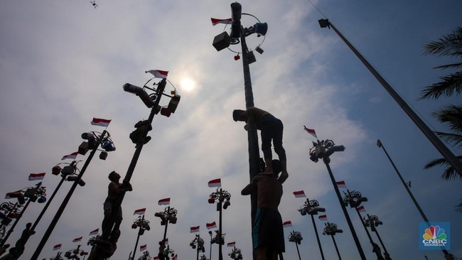 Sejarah dan Filosofi Tradisi Lomba Panjat Pinang