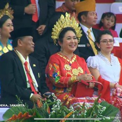 Momen Titiek Soeharto Berbaju Adat Hadiri Upacara di Istana Jakarta