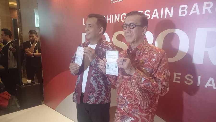 Menteri Hukum dan HAM Yasonna Laoly (kiri) dan Dirjen Imigrasi Kemenkumham Silmy Karim dalam acara peluncuran desain baru paspor RI di Kempinski Grand Ballroom, Hotel Indonesia Kempinski, Jakarta, Sabtu (17/8/2024). (CNBC Indonesia/Iqbal)