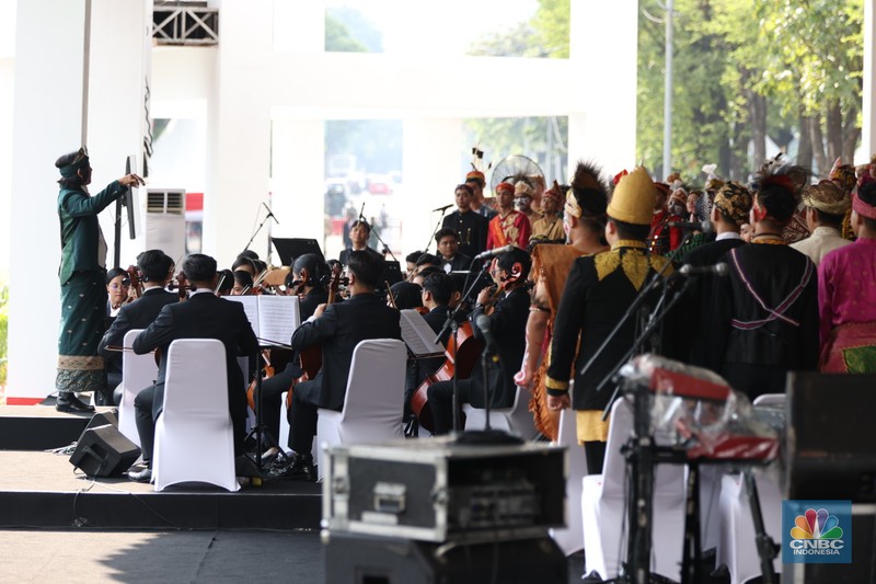 Musisi memainkan musik saat pembukaan upacara 17 Agustus di Istana Mereka, Jakarta, Sabtu (17/8/2024). (CNBC Indonesia/Tri Susilo)