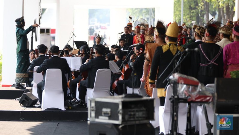 Musisi memainkan musik saat pembukaan upacara 17 Agustus di Istana Mereka, Jakarta, Sabtu (17/8/2024). (CNBC Indonesia/Tri Susilo)
