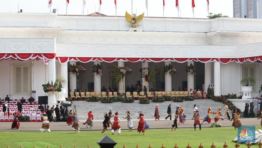 Musisi memainkan musik saat pembukaan upacara 17 Agustus di Istana Mereka, Jakarta, Sabtu (17/8/2024). (CNBC Indonesia/Tri Susilo)